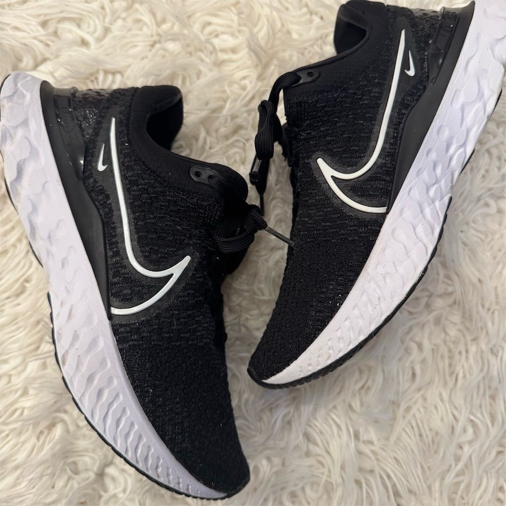 Nike Infinity React 3 Flyknit Women's Black and White Sneakers Size 9.5